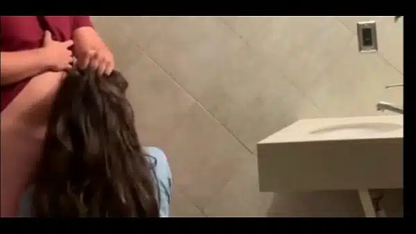 Xxxtub sexo forte no banheiro com a prima novinha