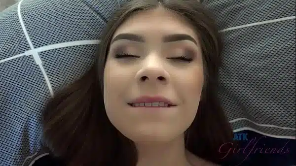 Pornômineiro incesto com prima novinha linda