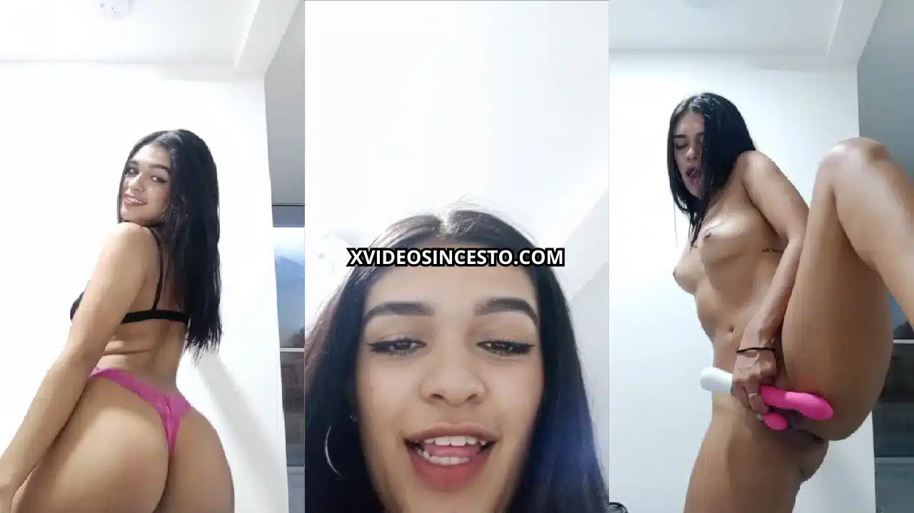 Novinha nua em live se masturbando com vibrador